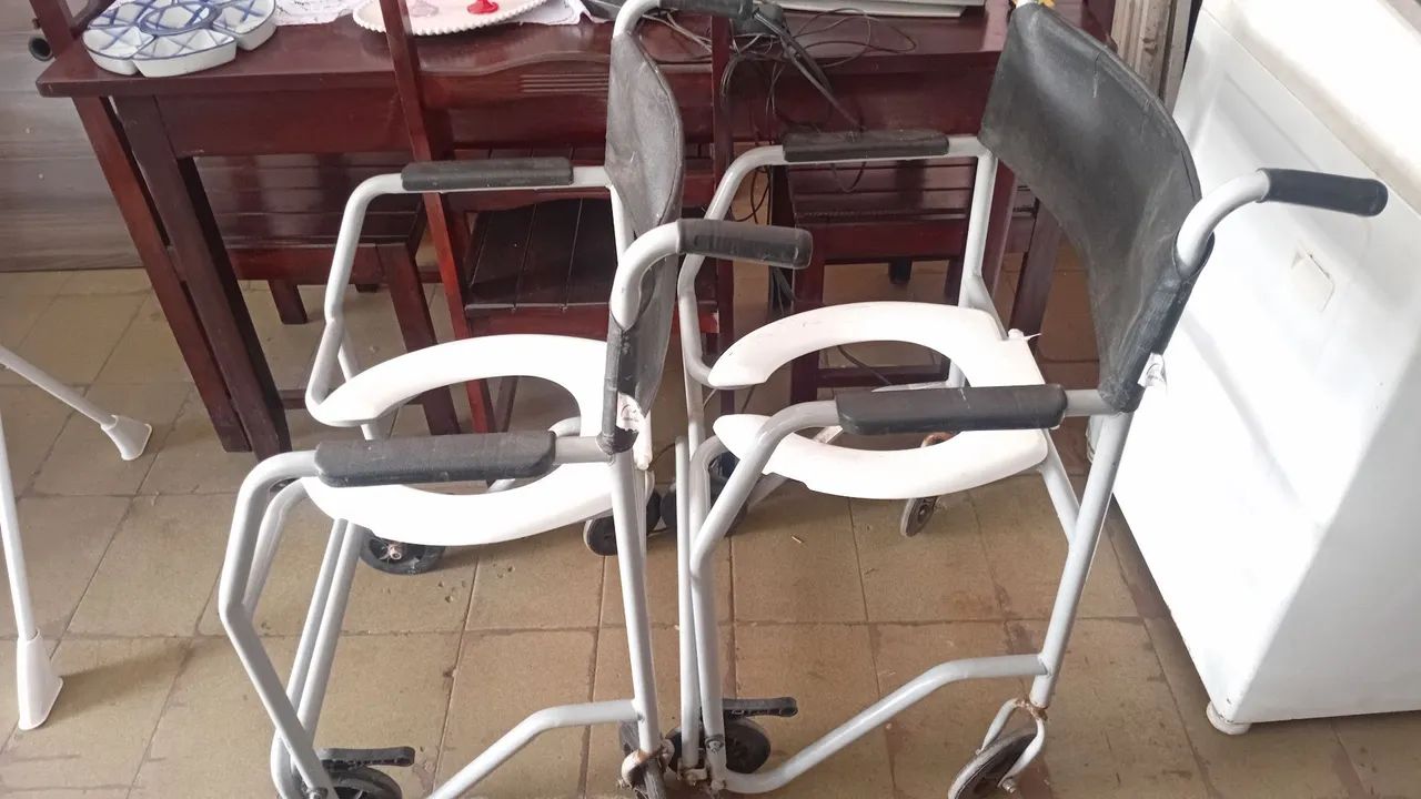 2 cadeiras de roda(banho) R$200,00 cada uma - Foto 3