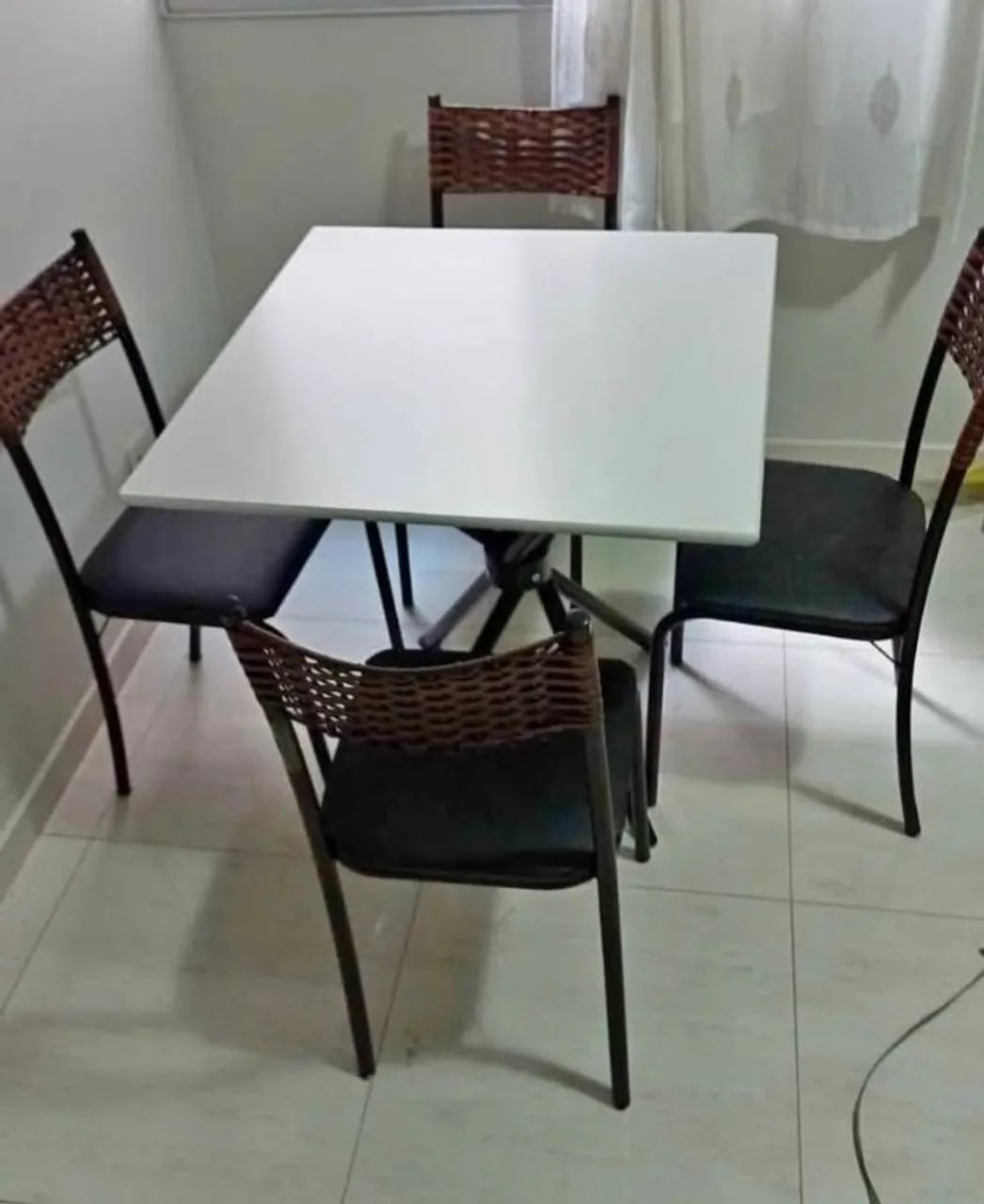 mesa quadrada nova 4 cadeiras - Foto 2
