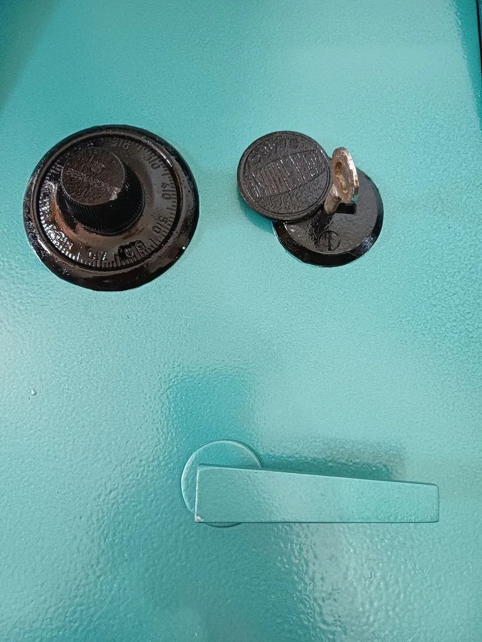 PEÇA PARA COLECIONADOR - COFRE *VINTAGE* DE ALTA SEGURANÇA DA MARCA BERNARDINI.