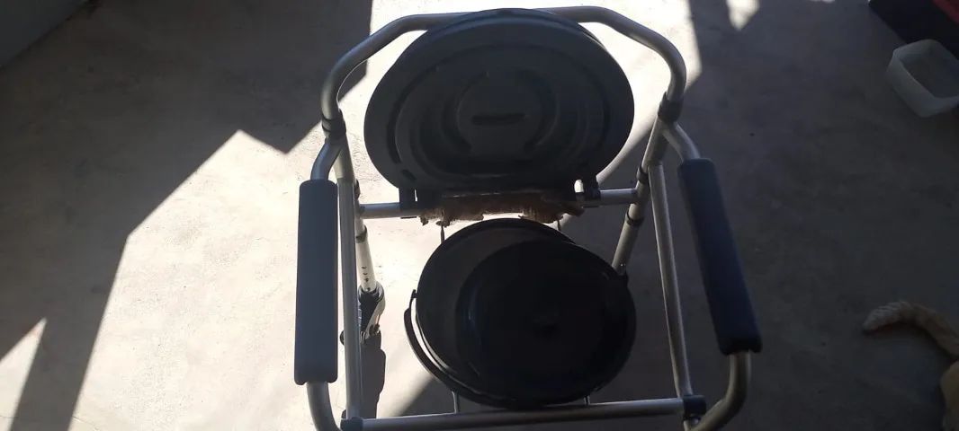 CADEIRA DE HIGIENE / BANHO COM RODAS - Foto 3