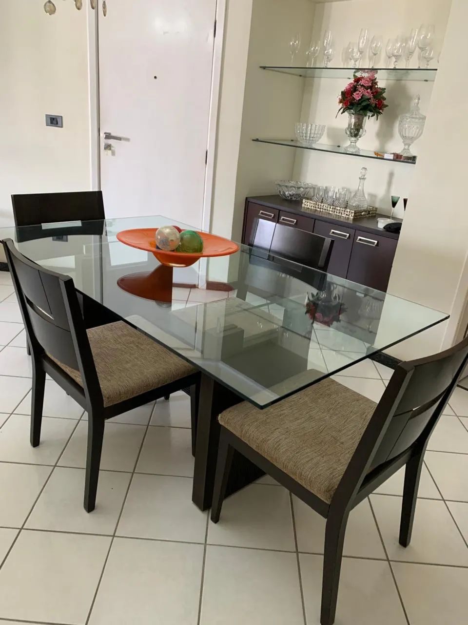 Mesa de vidro acompanhada das cadeiras - Foto 2