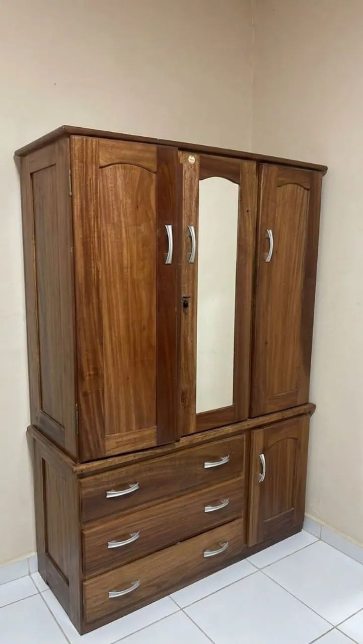 Guarda roupa de madeira 