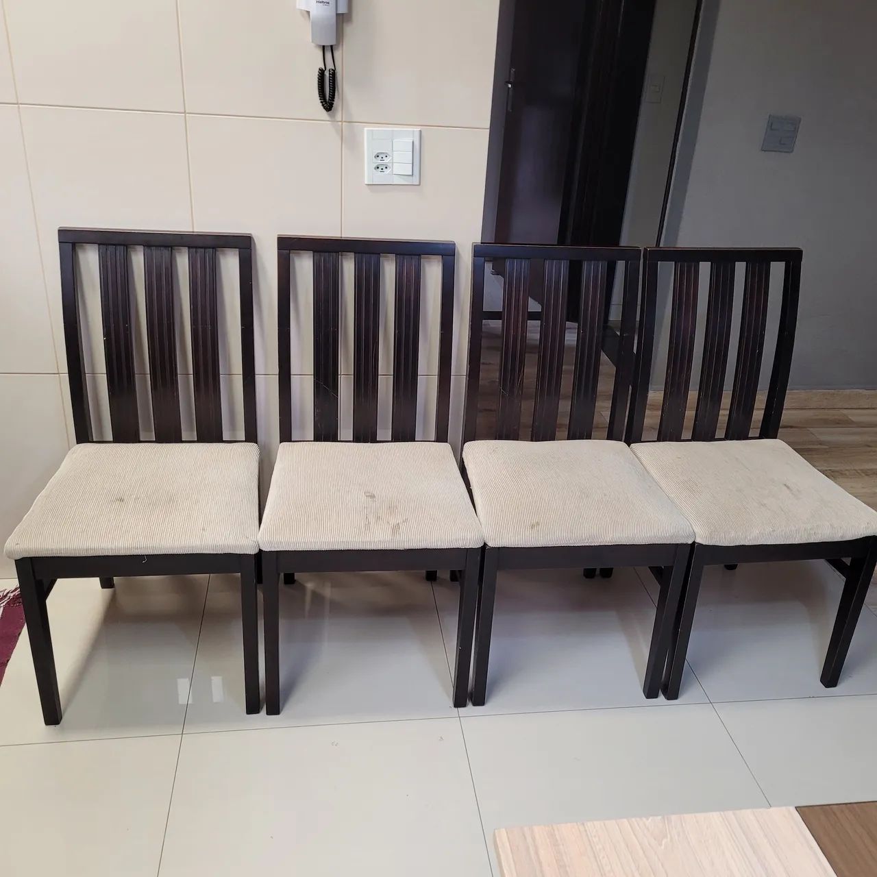Conjunto 4 cadeiras de jantar Madeira Escura e Assento Bege