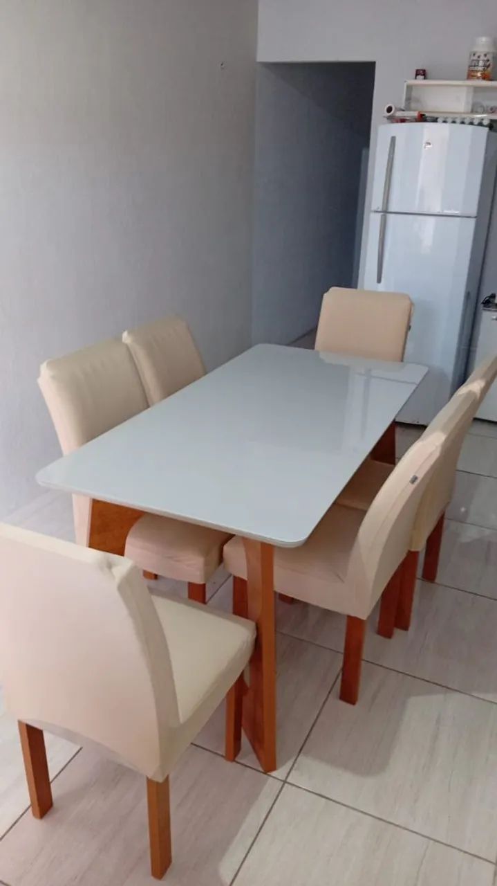 Mesa com 6 cadeiras tampo de vidro.