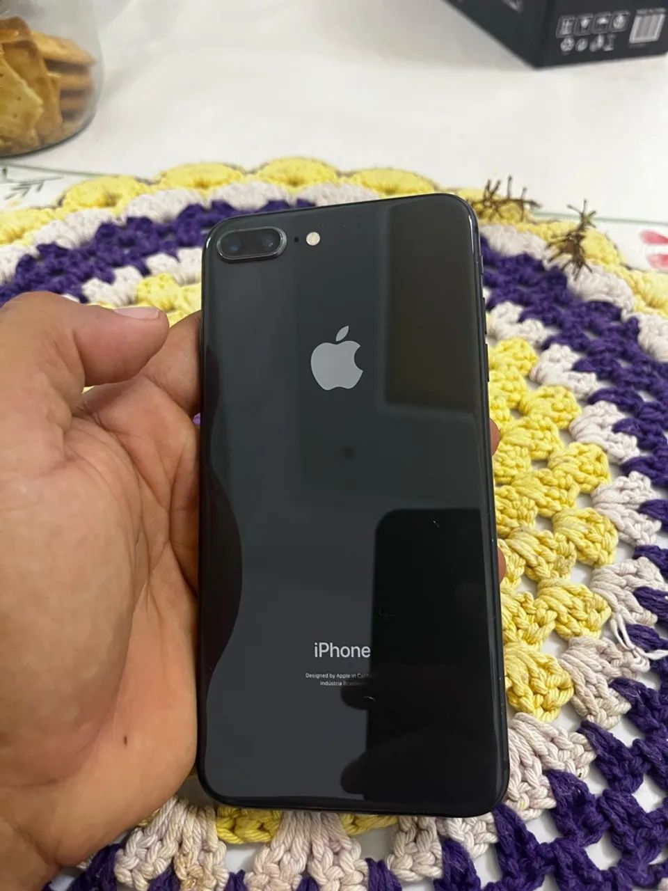 Vendo iPhone 8 Plus com tela trincada.