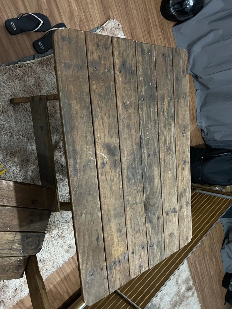 Mesa de madeira com cadeiras 