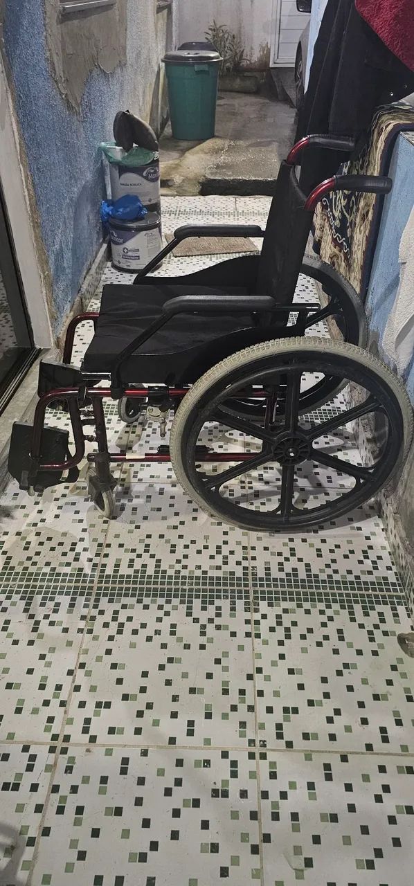 Estou  vendendo uma cadeira  de roda  - Foto 3