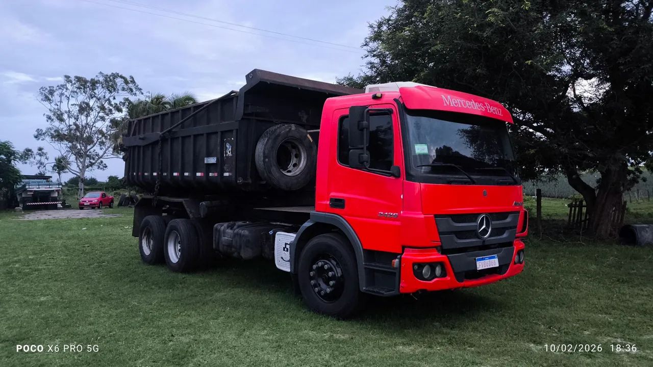 Atego 2426 caçamba basculante .