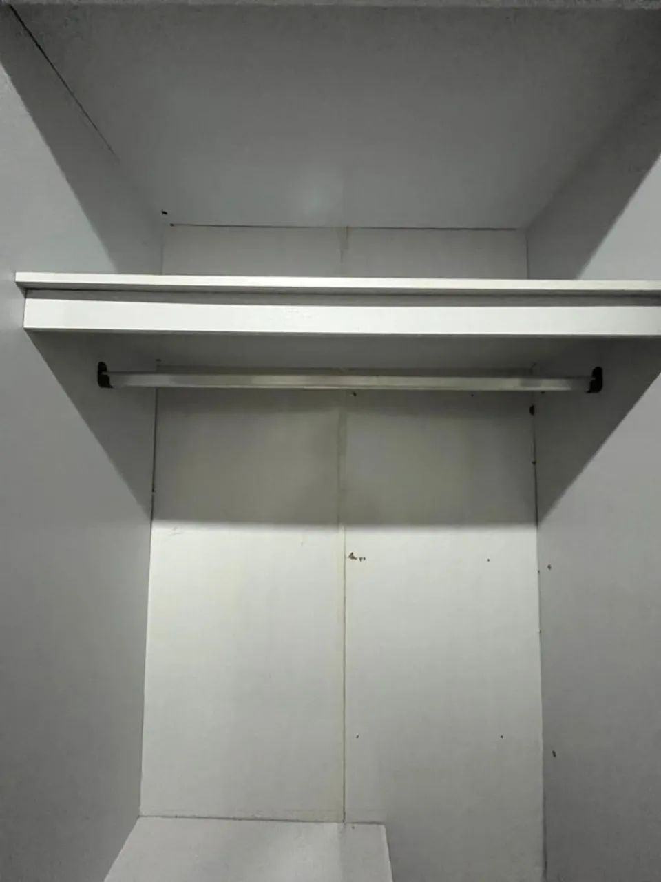 Guarda roupa casal porta de correr com espelho  - Foto 3