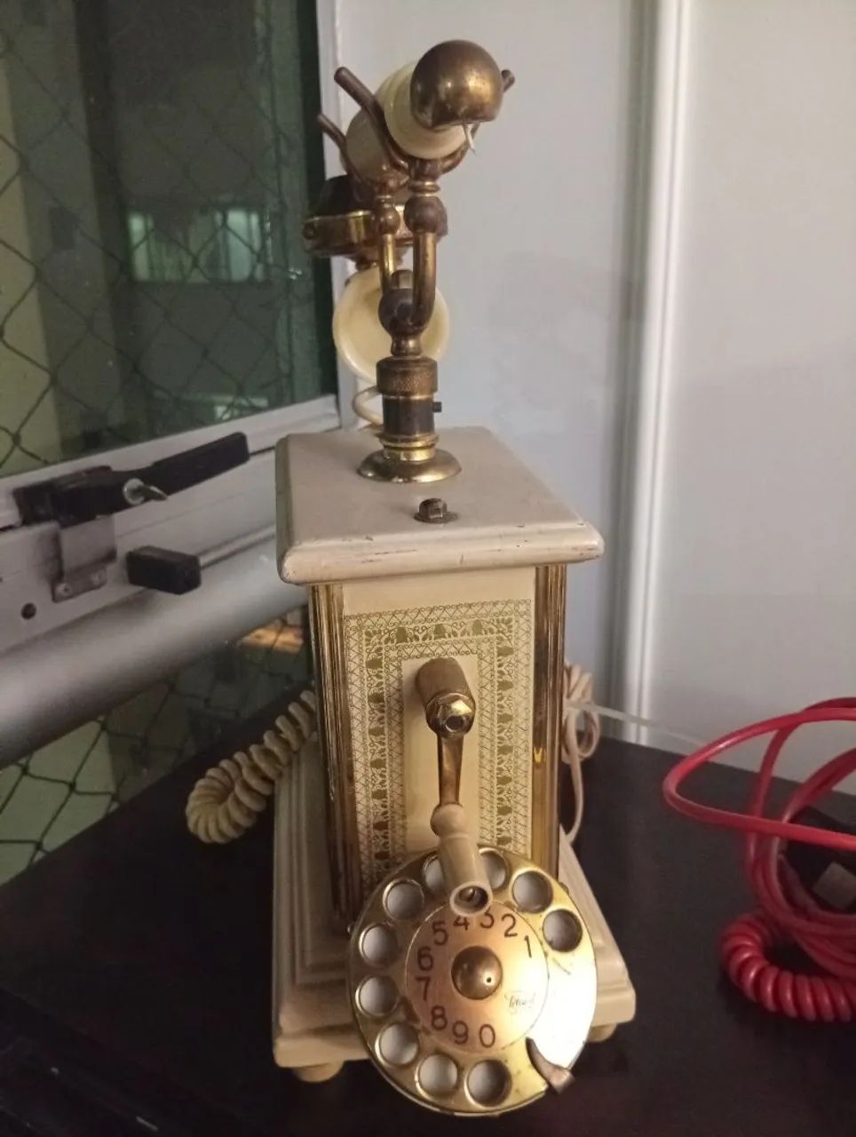 Telefone antigo em madeira  - Foto 6