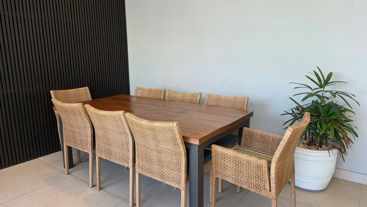 Mesa de jantar madeira e cadeiras em fibra - Foto 2
