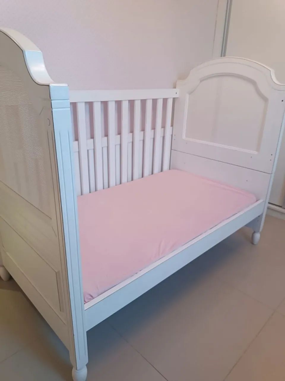 Vende se conjunto conpleto de berço, colchão e cômoda pouco uso e marcas.