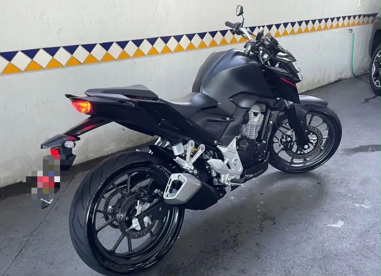 CB 300
