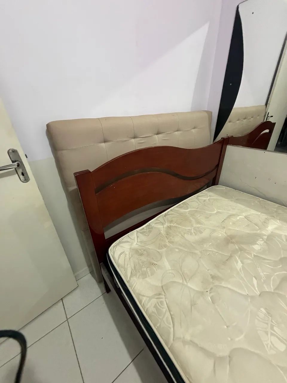 Cama madeira, colchão e geladeira combo  - Foto 2