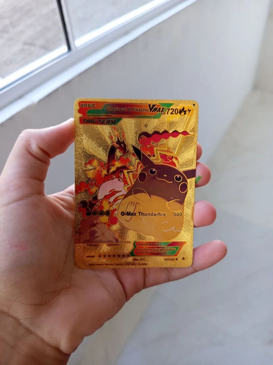 carta rara de pokémon Charizard & Pikachu 