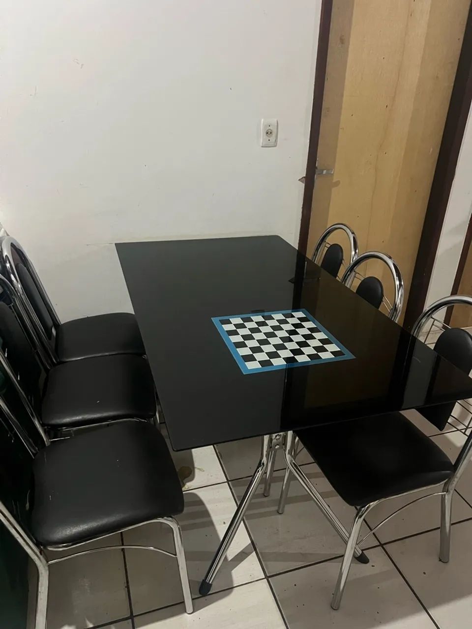 Mesa tampo de vidro e 06 cadeiras 