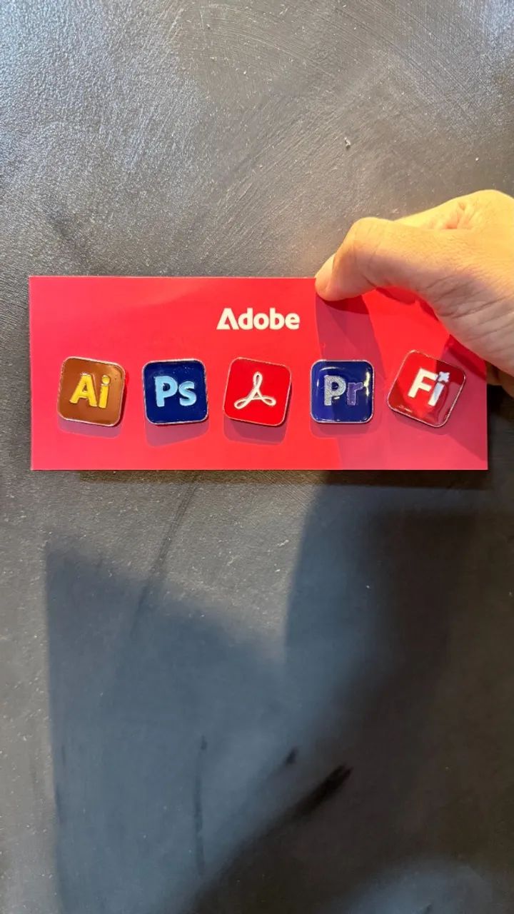 Broche de lapela esmaltado - COLEÇÃO COMPLETA - ADOBE MAX 2025 - Foto 4