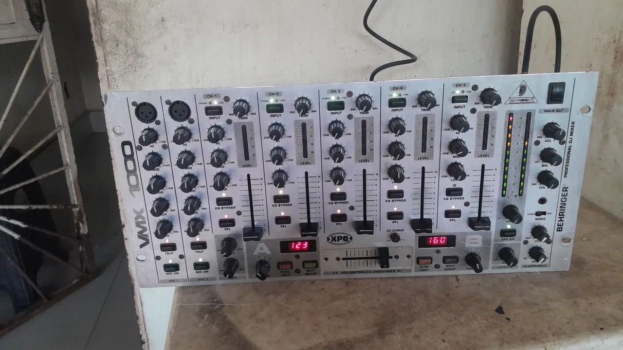 Mixador Behringer VMX1000