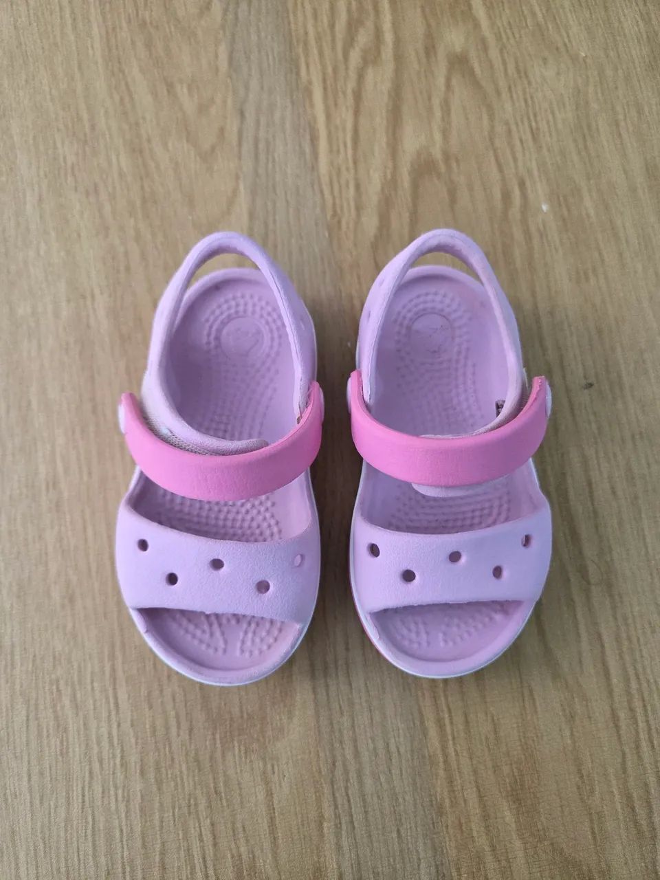 sandália crocs lilás e rosa 23