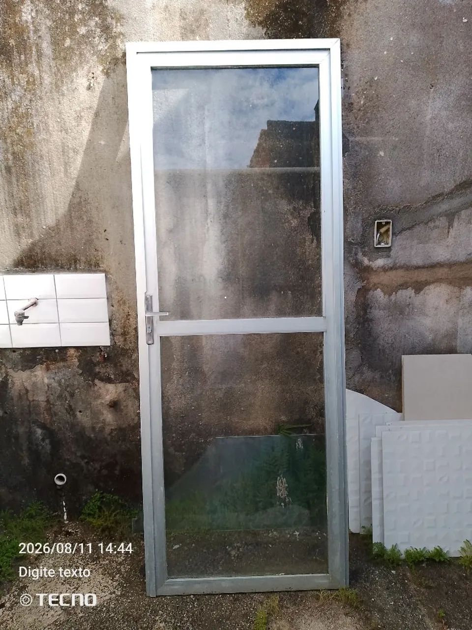 Porta de alumínio, com vidro e fechaduras com chaves