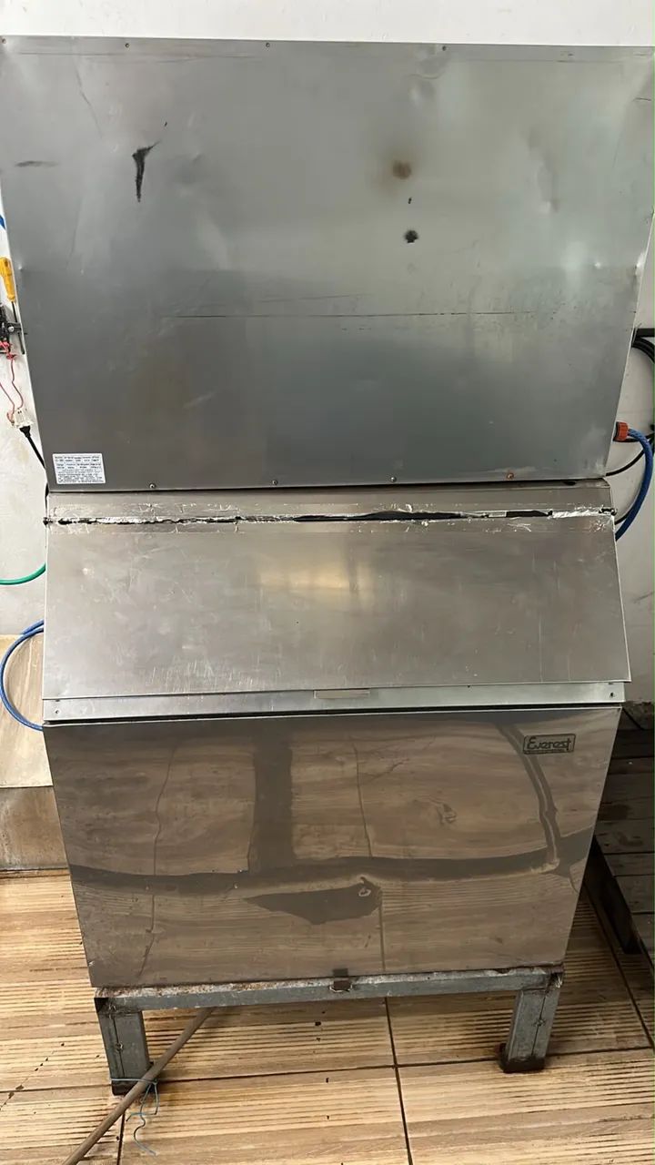 Máquina de gelo de cubo