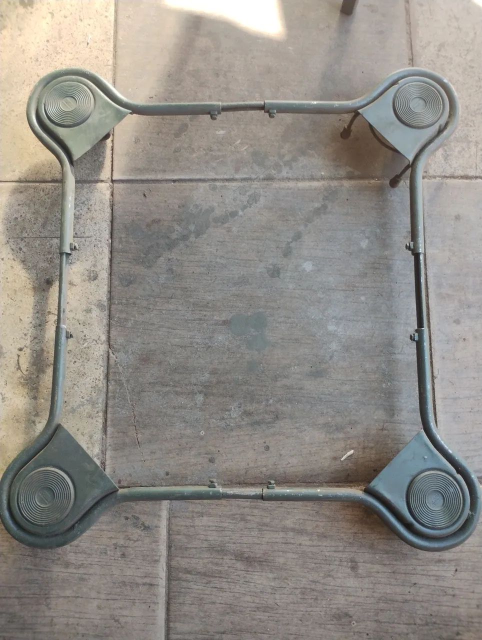 Base metal sobre por com ajuste