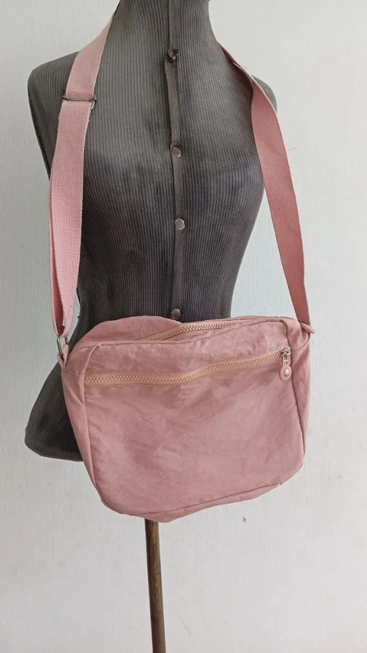 Bolsa rosa de uso de lado - Foto 2