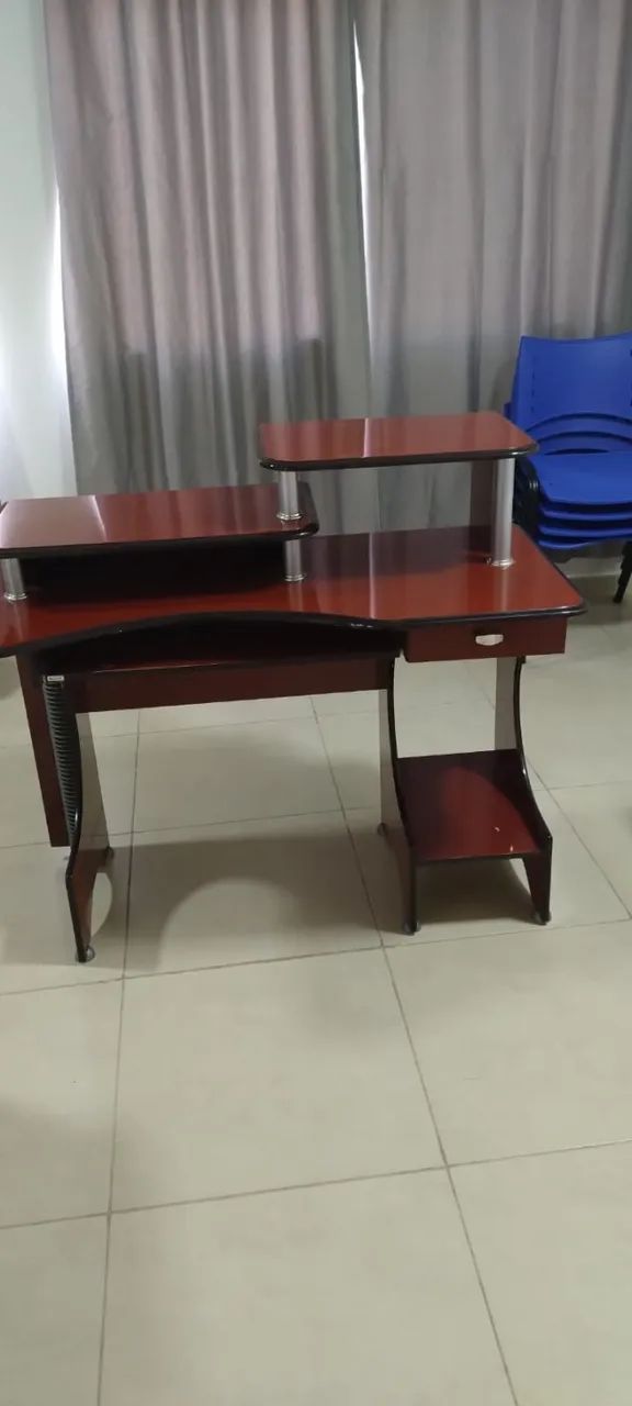 MESA PARA COMPUTADOR/ ESCRITÓRIO COM PRATELEIRAS E GAVETA