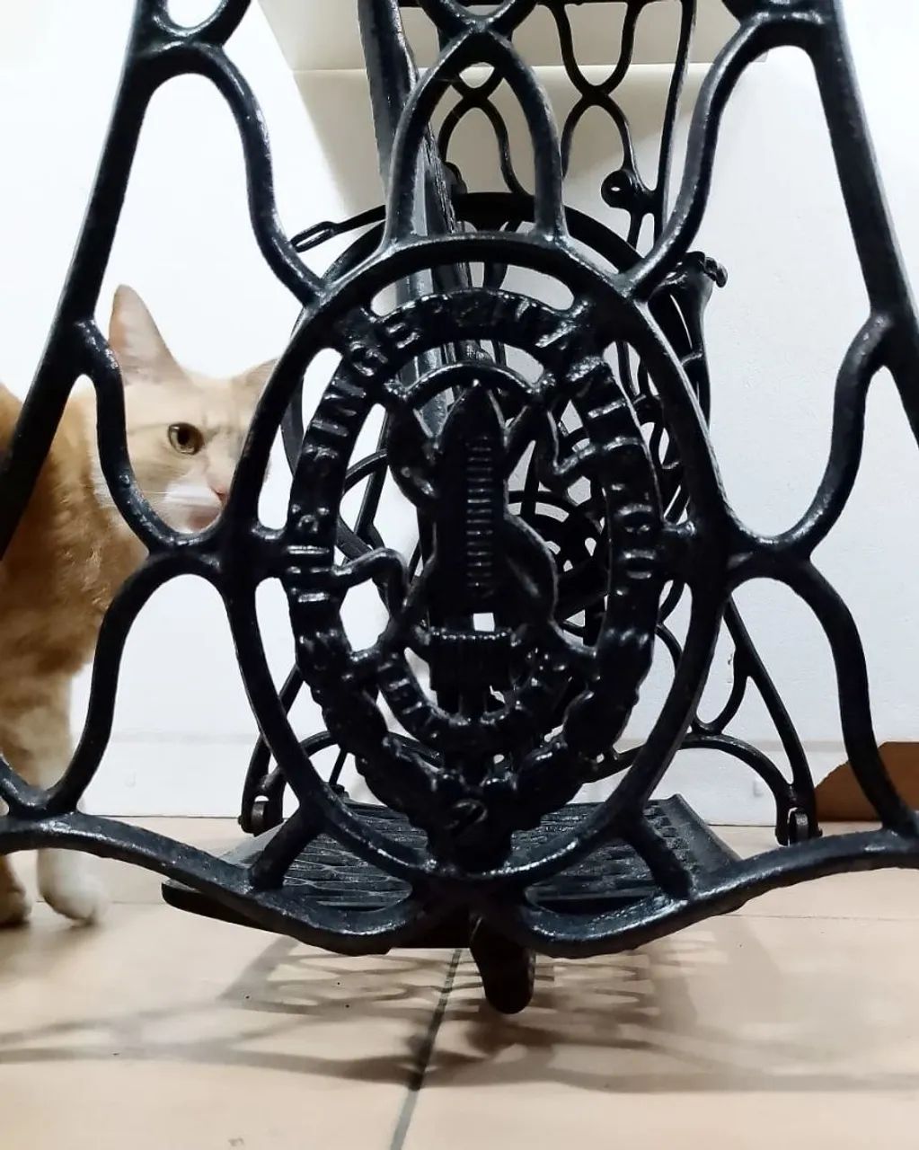 Pé/ Base antiga da máquina Singer modelo aranha. - Foto 4