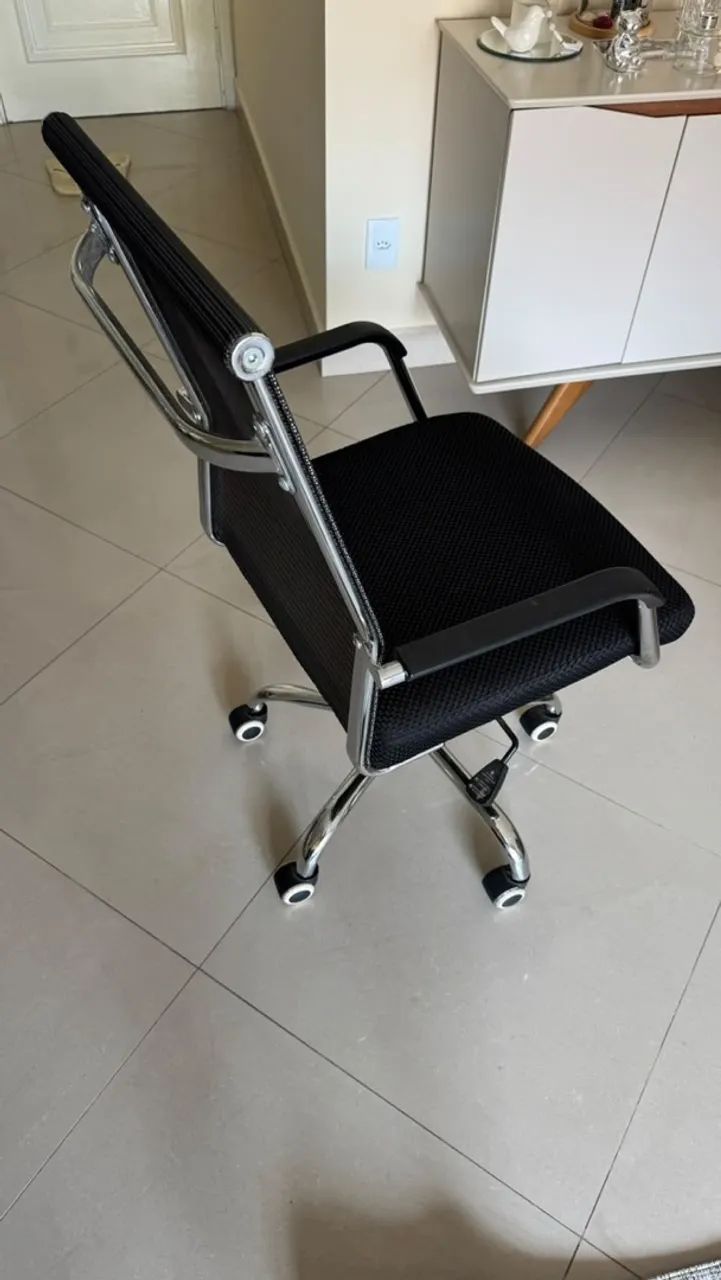Cadeira de Escritório Executiva Presidente - Preta com Base Cromada - Foto 2