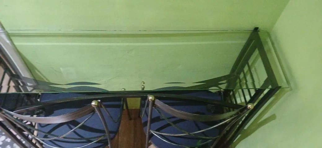 Aparador com vidro temperado e duas cadeiras - Foto 2