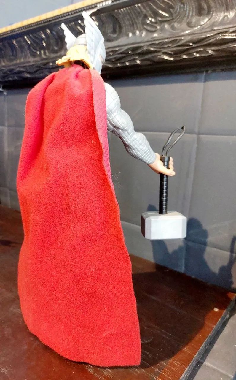 Vendo boneco colecionável Thor - 30 cm de altura  - Foto 2