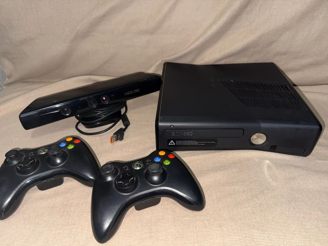Xbox 360 slim com 2 controles + kinect + 5 jogos  - Foto 4