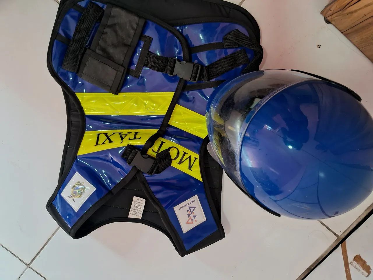 Colete e capacete de mototáxi 