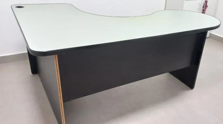 mesa de escritório em L, MDF, sem gavetas, preta com tampo verde