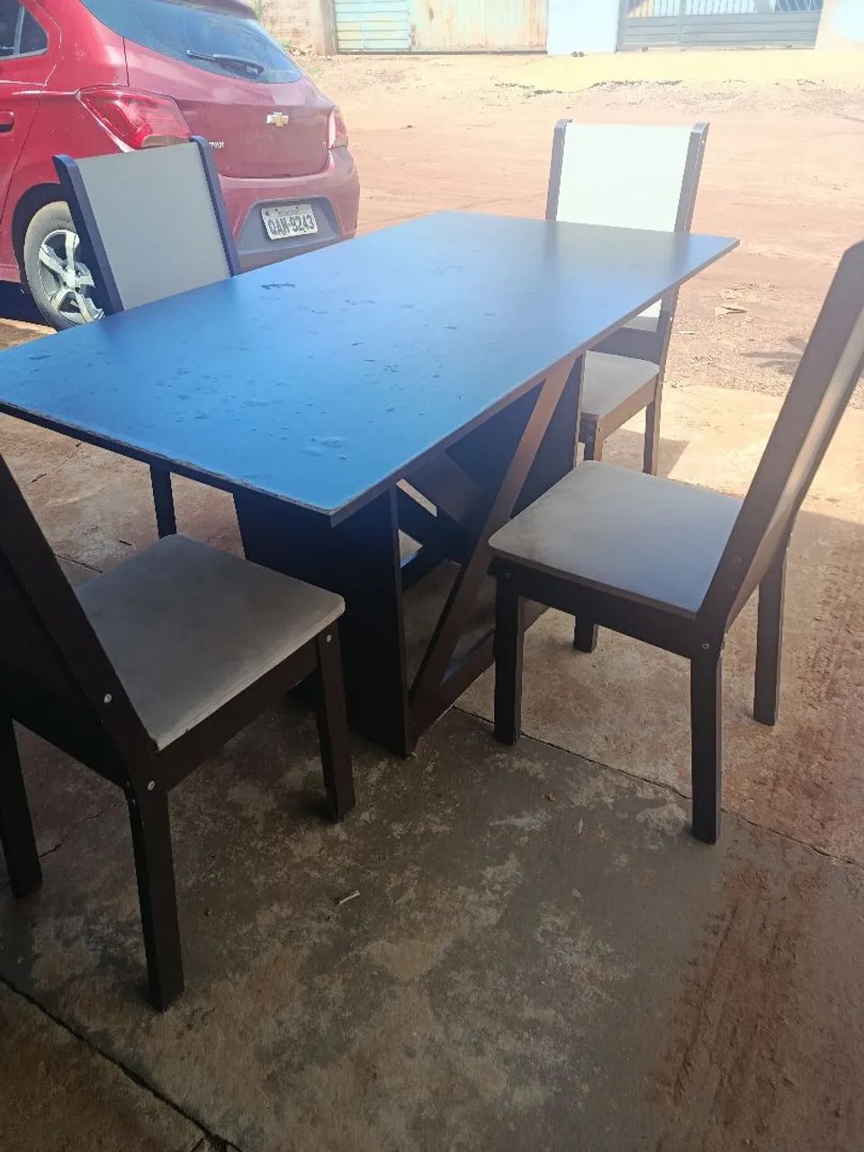 Mesa com 4 cadeiras, usadas 