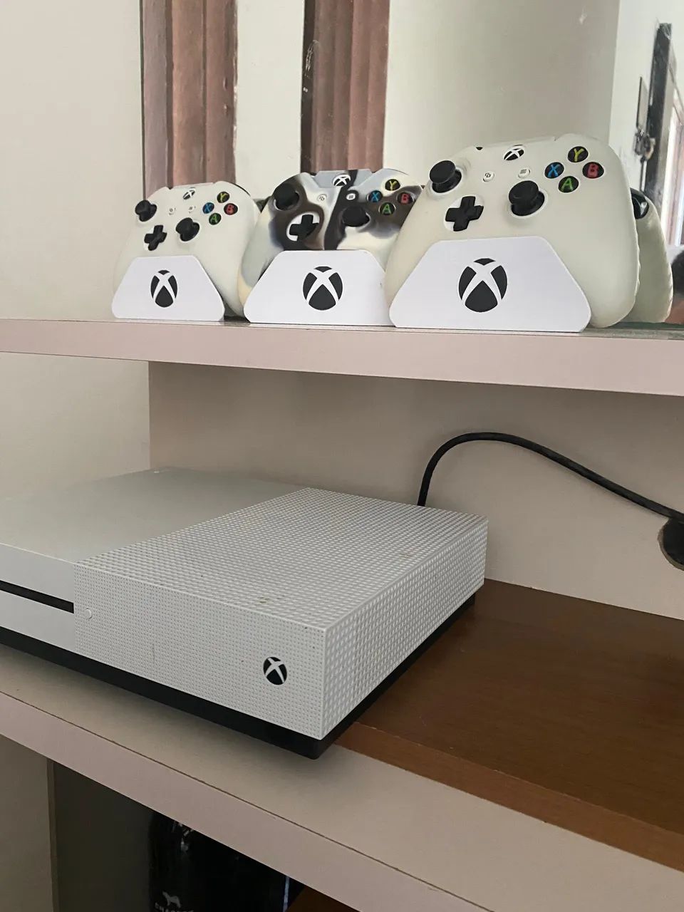  Xbox One S 1T + 2 Controles - Foto 2