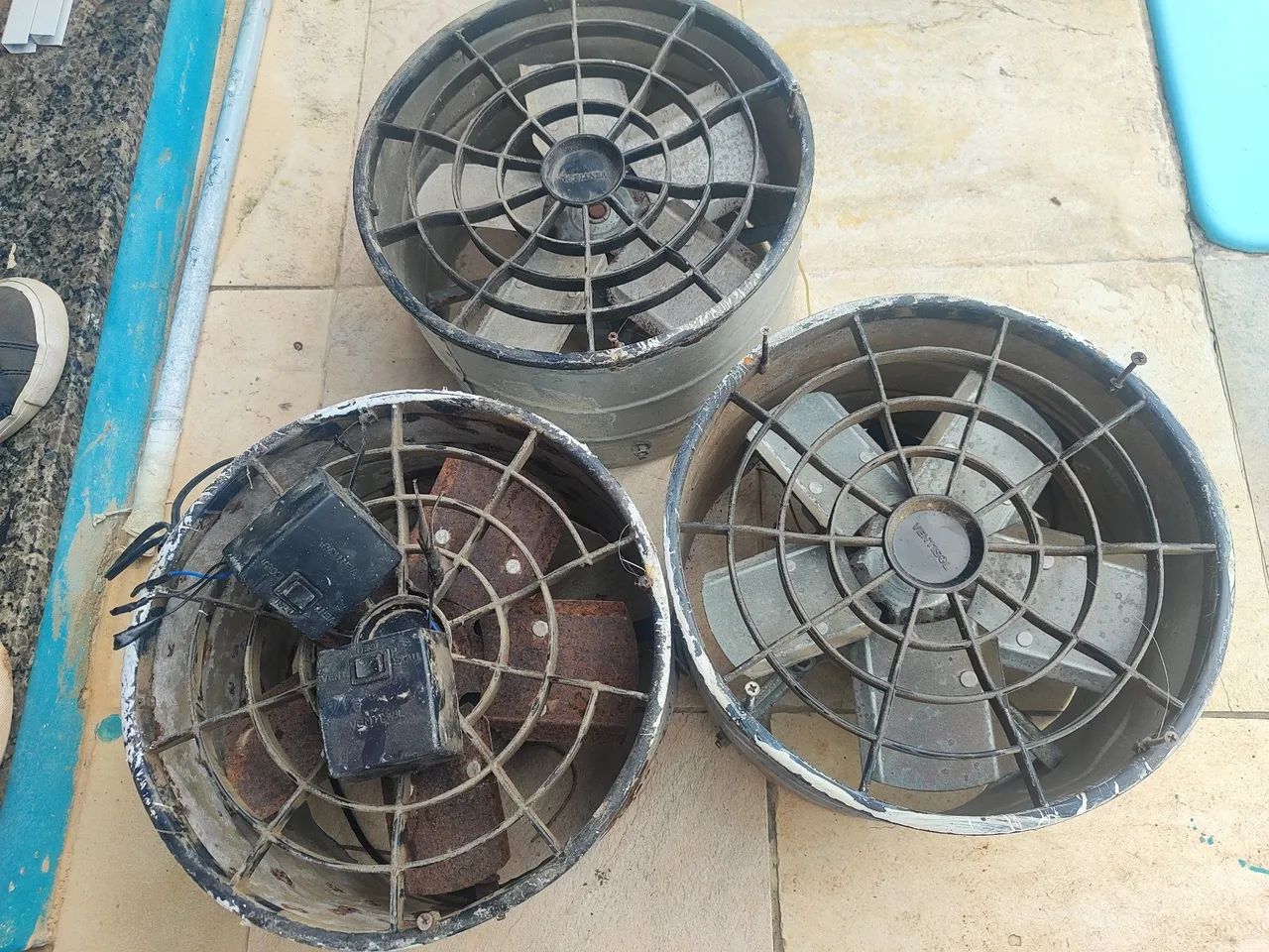 Vendo três exaustores 