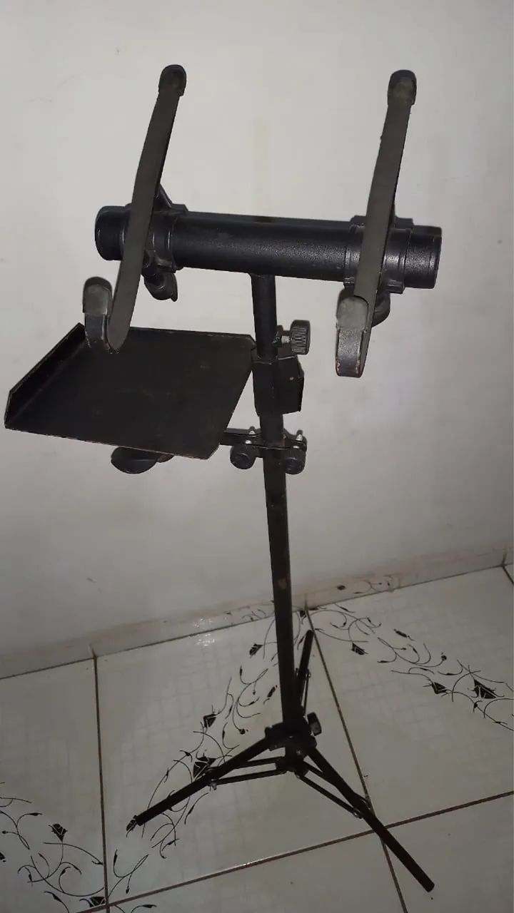 Suporte tripé emborrachado ajustável com bandeja p/ notebook, tablet, celular e outros