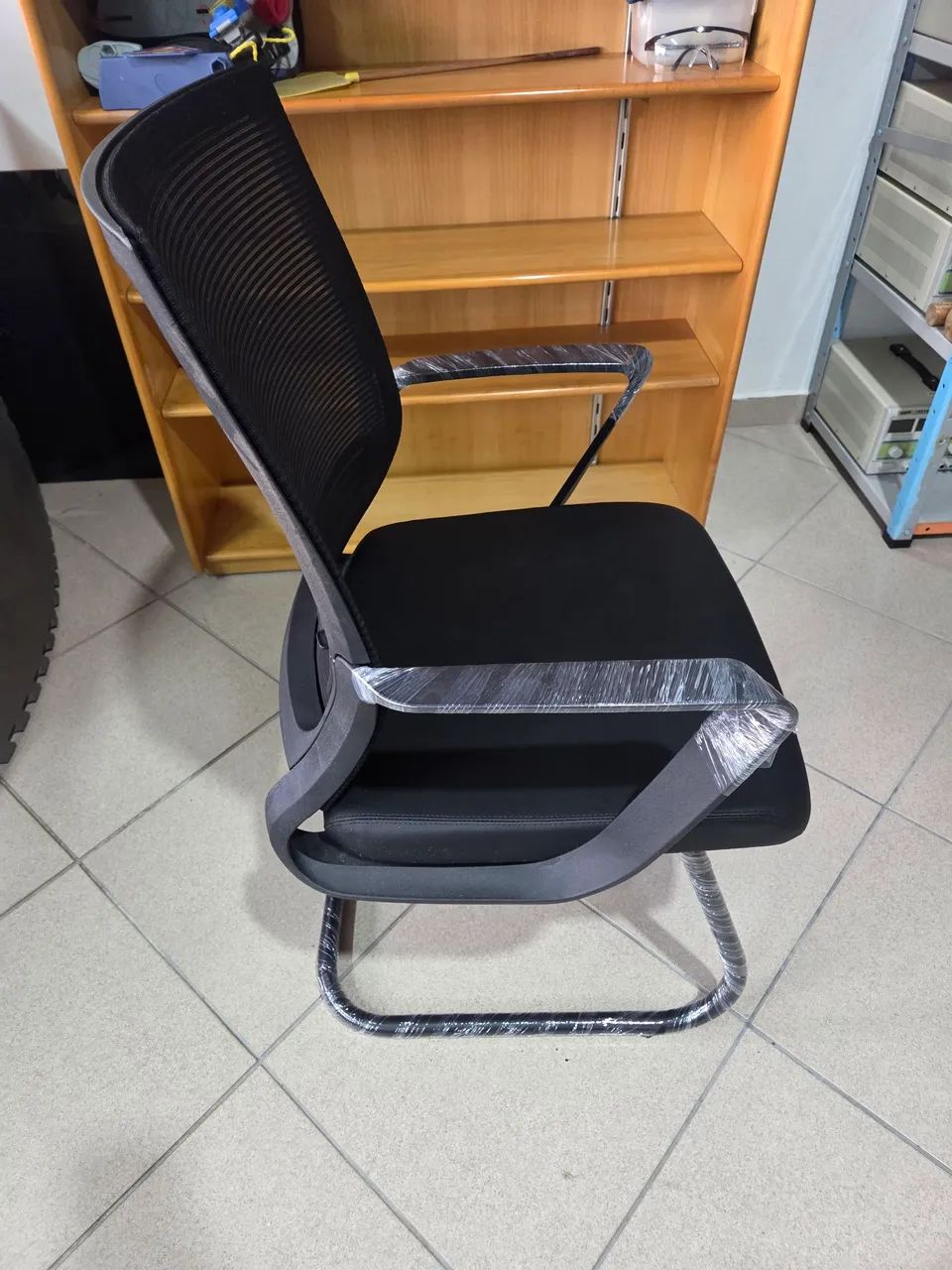 Cadeira de Escritório Fixa - NOVA E SEM USO - Foto 2