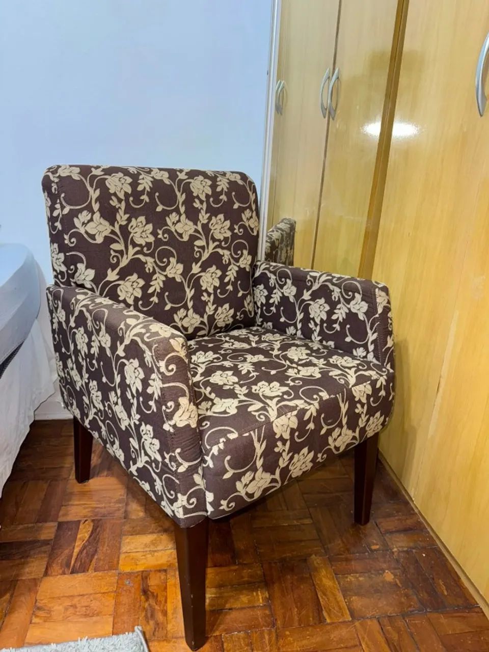Poltrona Decorativa Estofada Nova