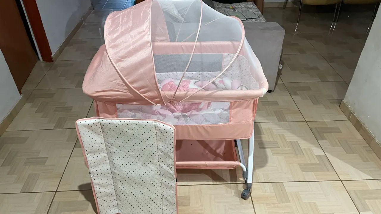 Berço portátil, com mosquiteiro e trocador 