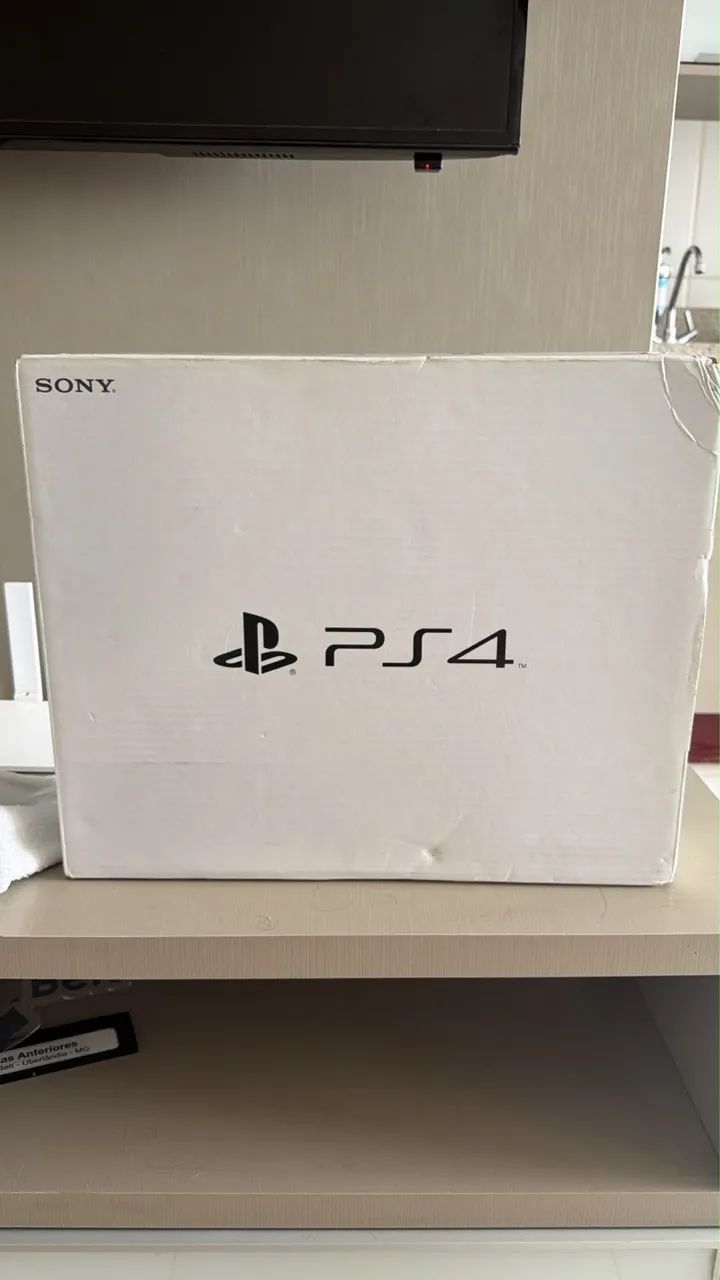 PS4 completo lacrado com 2 controles novos