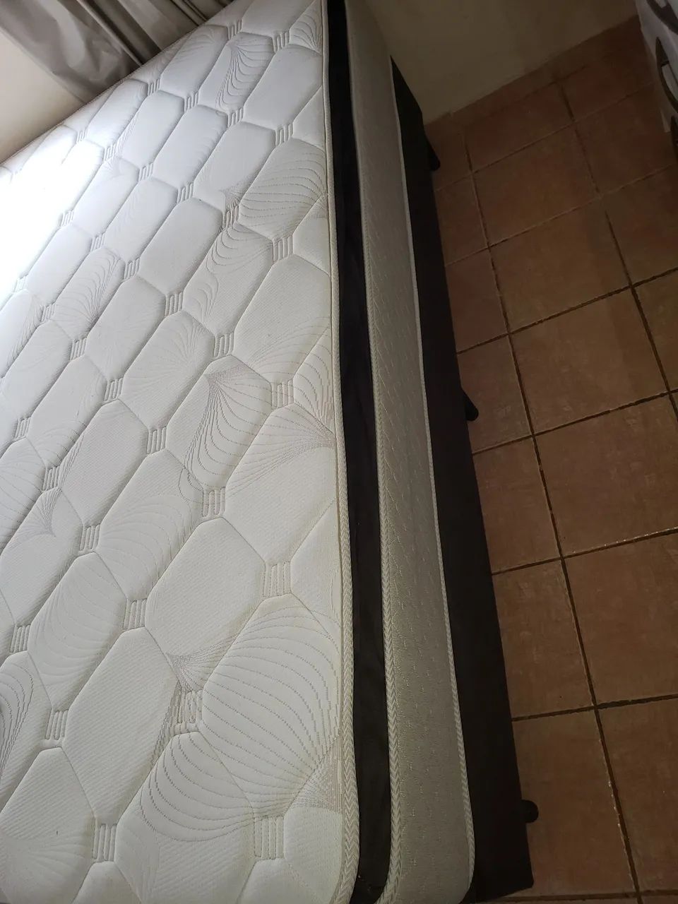 CAMA QUEEN EM PERFEITO ESTADO - PRATICAMENTE NOVA! - Foto 4