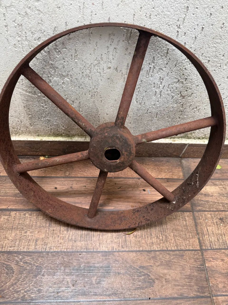 Roda de ferro antiga decoração 