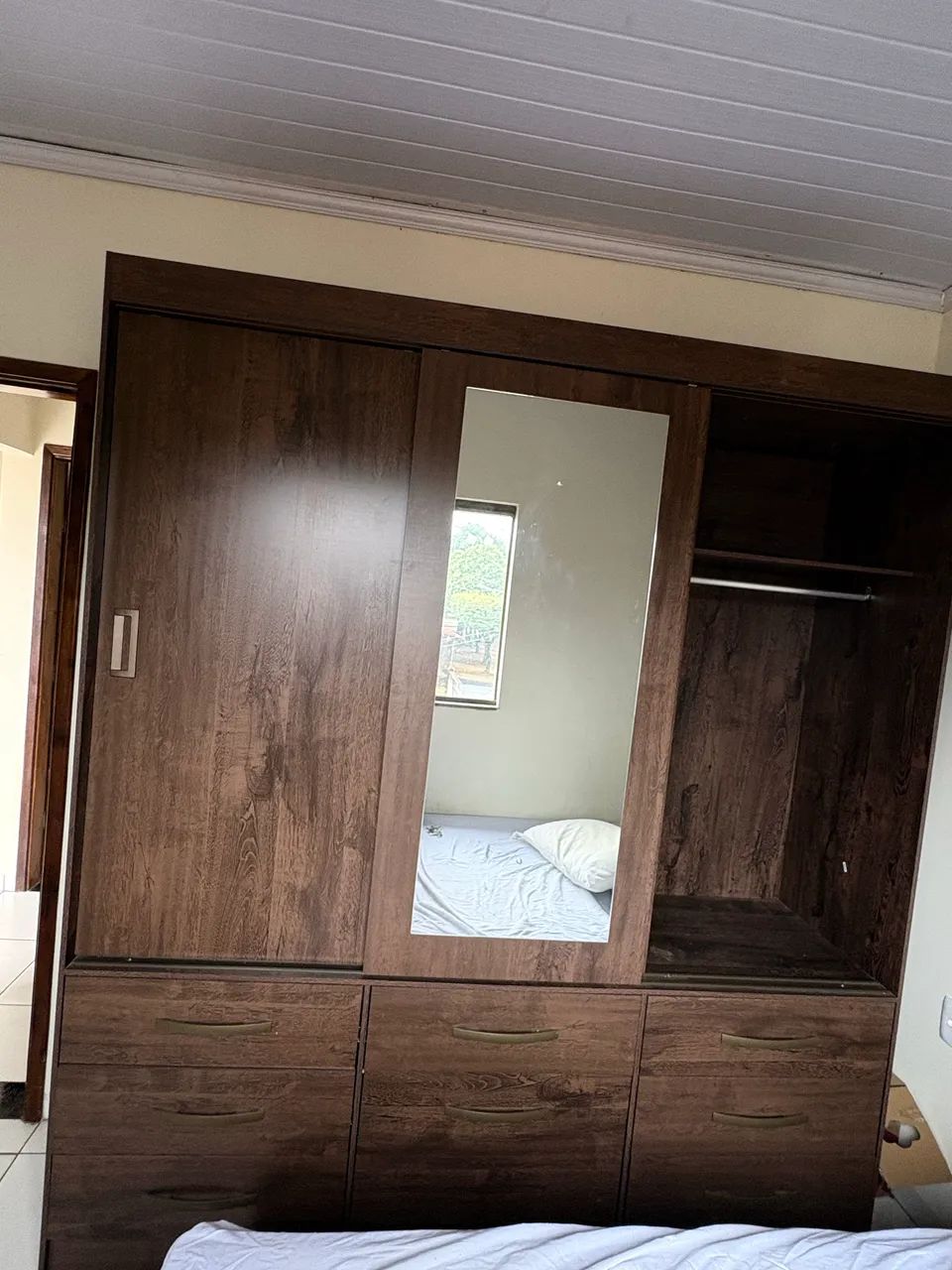 Guarda-roupa grande com espelho, portas de correr e gavetas - Foto 3