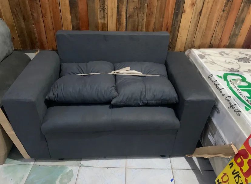 Sofá Pop Bela 2 Lugares Veludo + Almofadas Soltas e Pés de Madeira