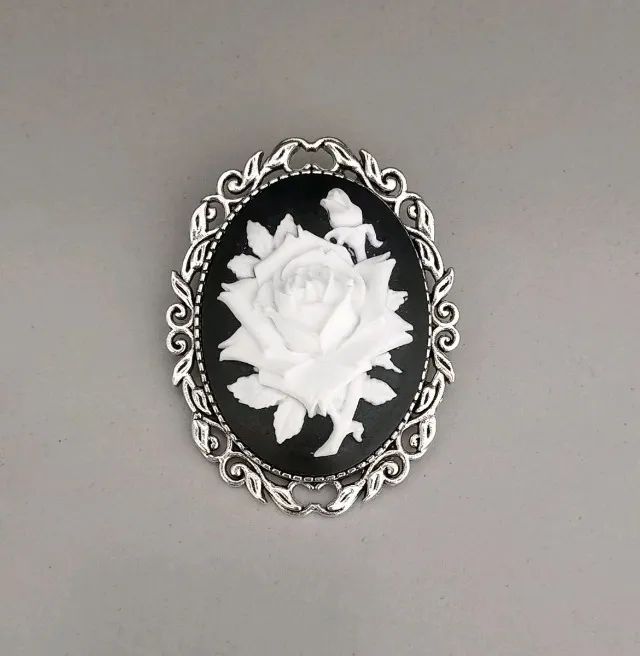 Broche de Camafeu Oval com Flor Branca (novo)