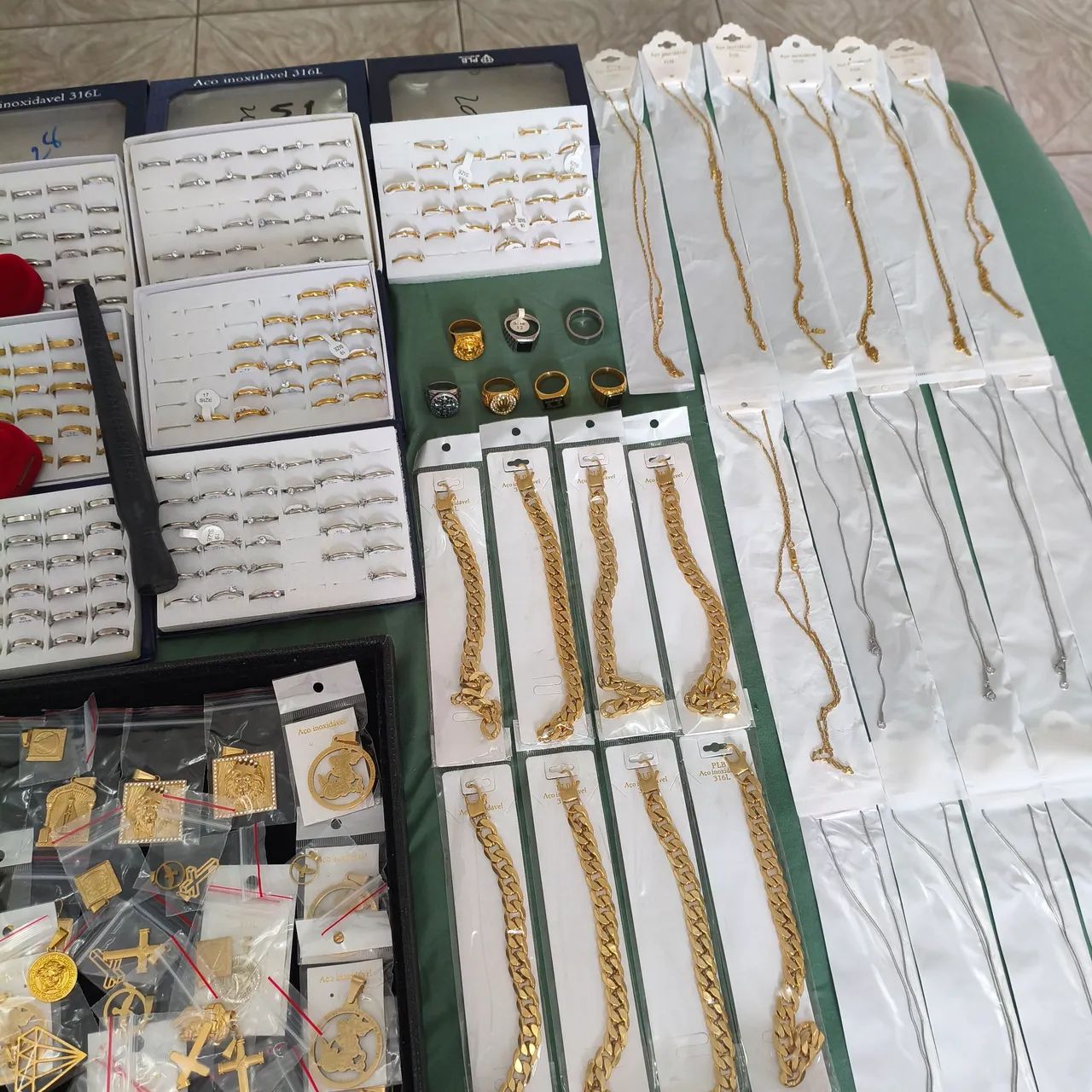 Lote de Bijuterias em Aço Inox Correntes Pulseiras Aneis Brincos Pingentes - Foto 6