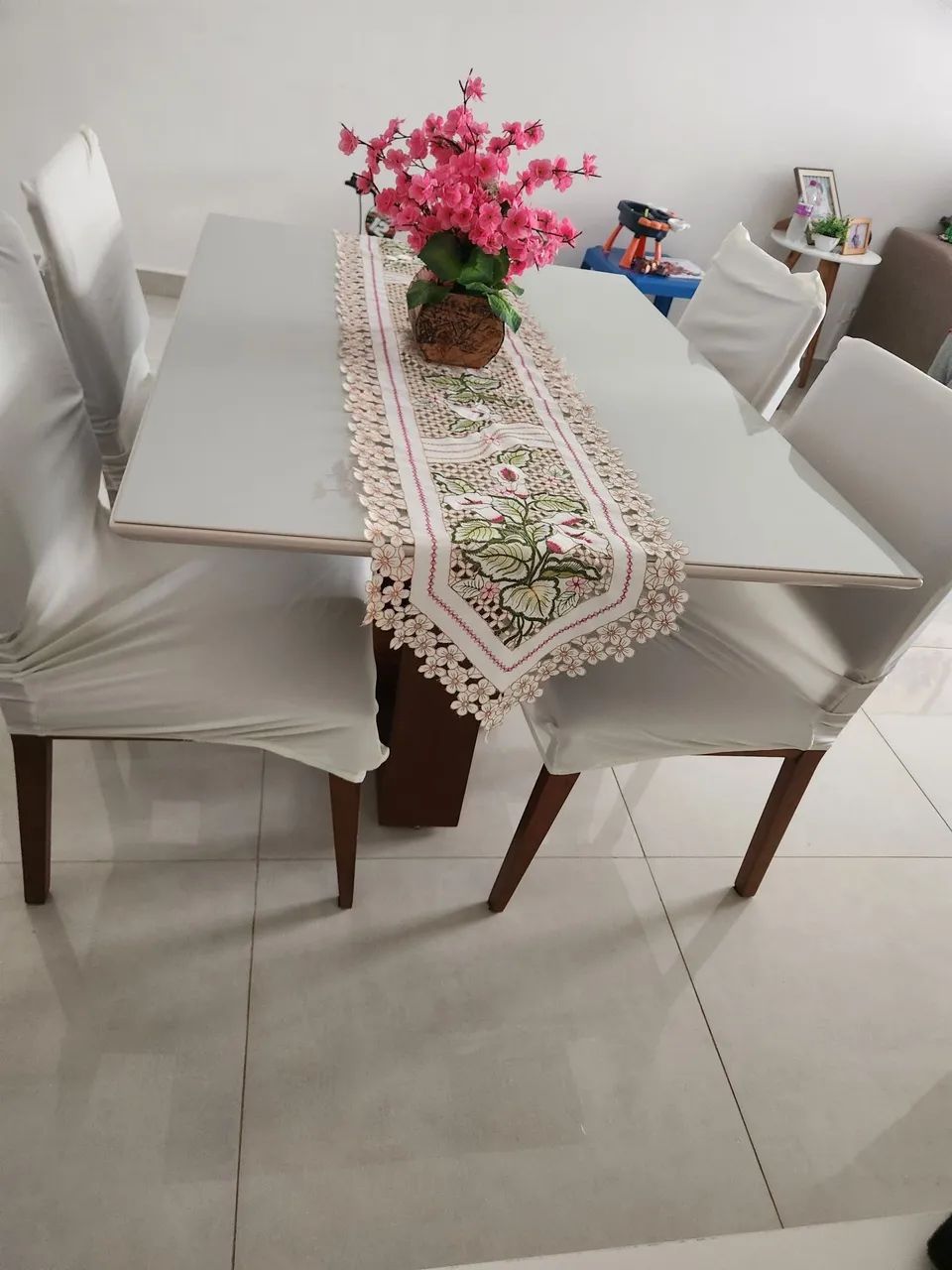 Vendo jogo de mesa Mdf com 4 cadeiras - Foto 3